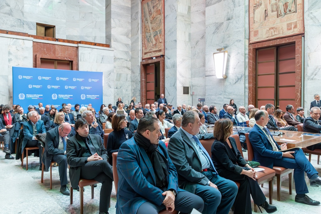 Un successo oltre ogni aspettativa al MIMIT per il convegno di Federitaly su "Etica, identità e innovazione" e per la cerimonia del Premio "Ambasciatori dell'Eccellenza Italiana nel Mondo"